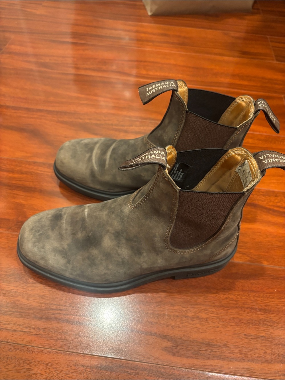 Blundstone-Inspired Men’s Chelsea Boots in Distressed Brown